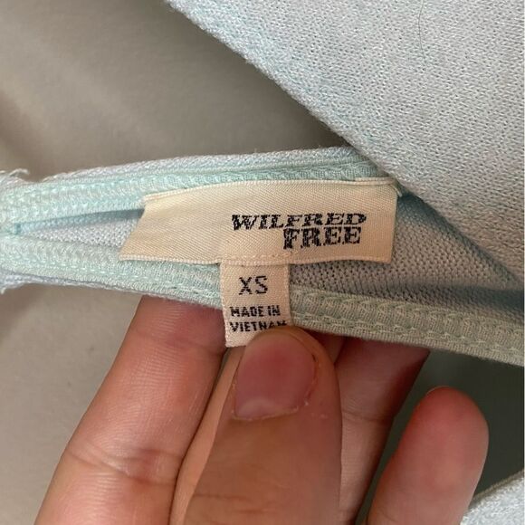 Wilfred Free | Aritzia Light-Blue Racer-Back V-Neck Flowy Tank Top Size XS - Picture 3 of 5